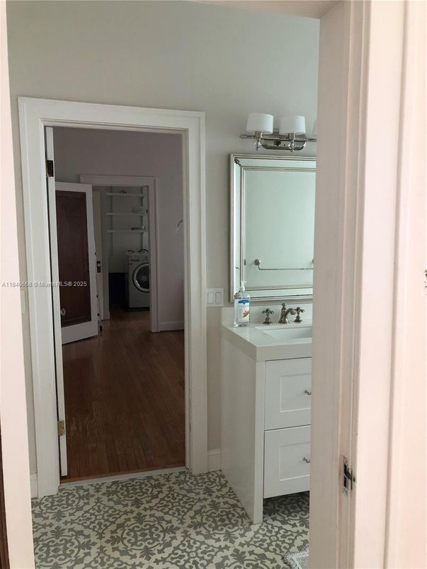 Interior, Utility Closets, Washer, Wood Texture Flooring