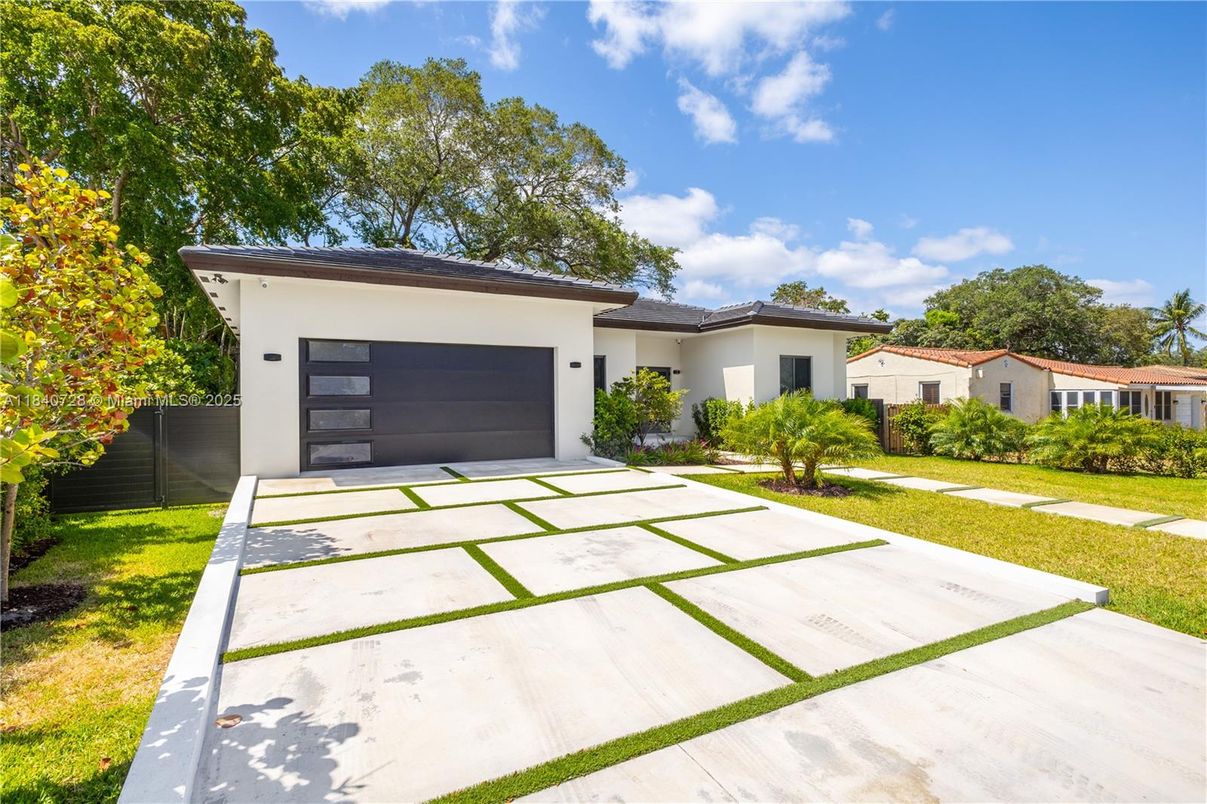 Attached, Exterior, Facade, Ranch