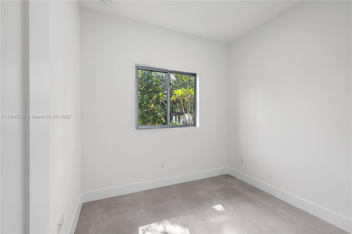 Empty room, Interior