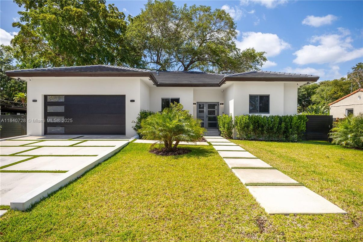 Attached, Exterior, Facade, Ranch