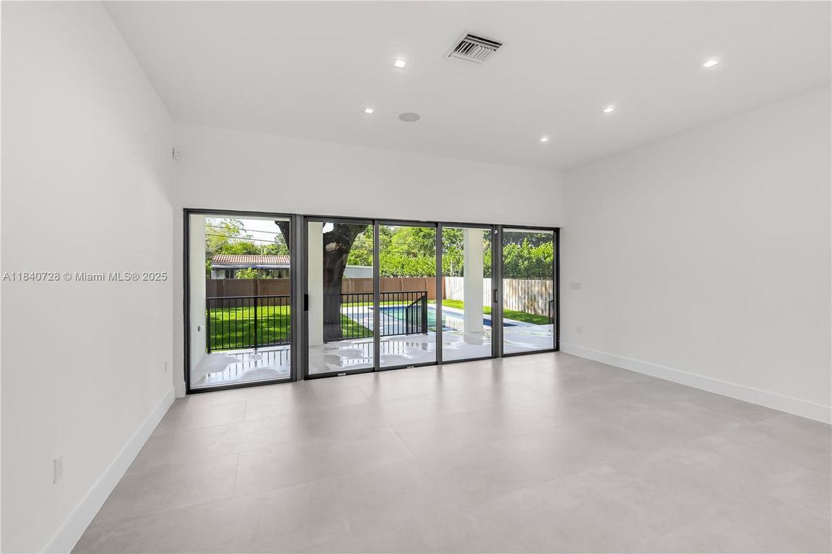 Empty room, Interior, Recessed Lighting