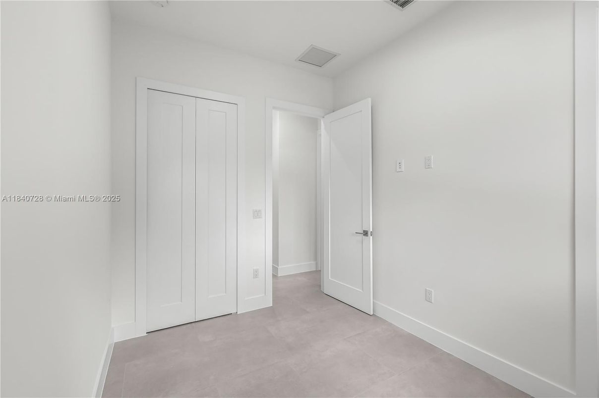 Empty room, Interior