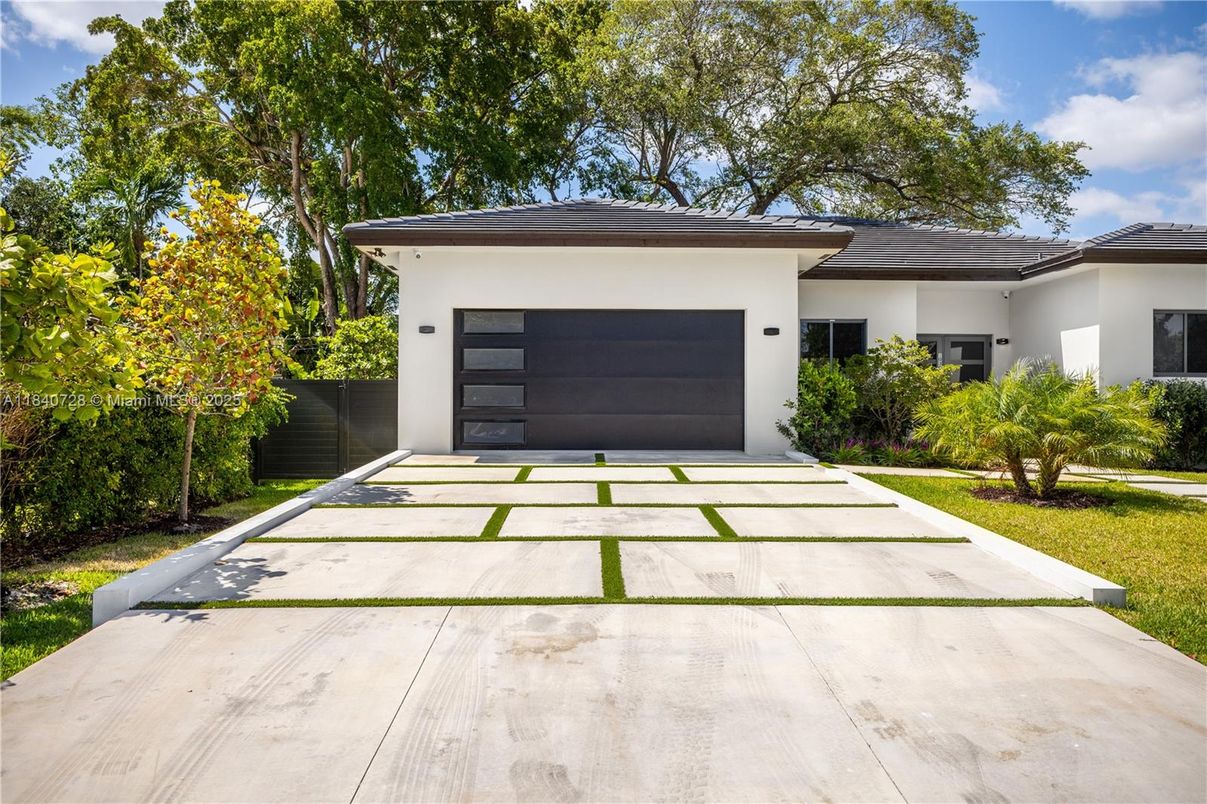 Attached, Exterior, Facade, Ranch