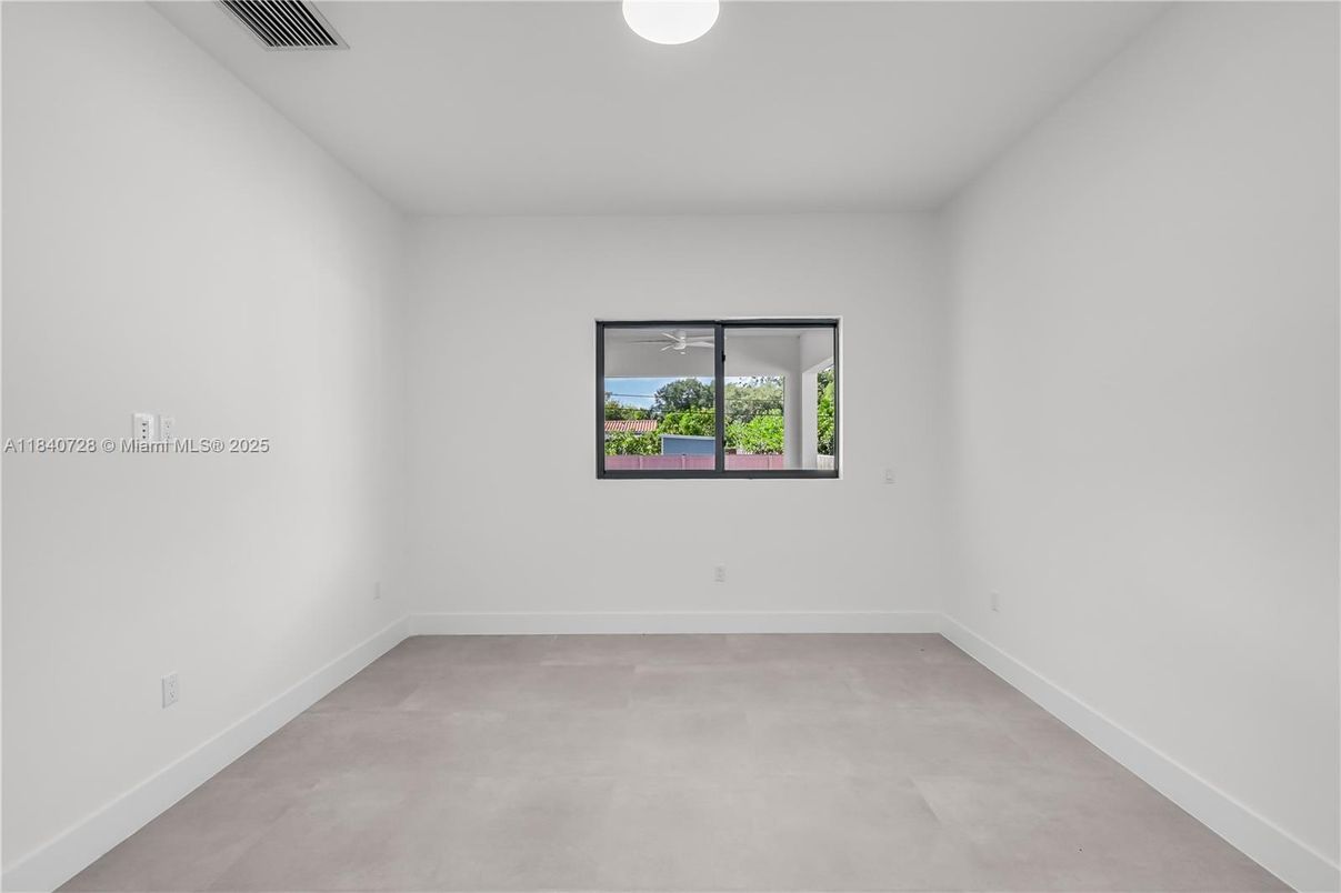 Empty room, Interior