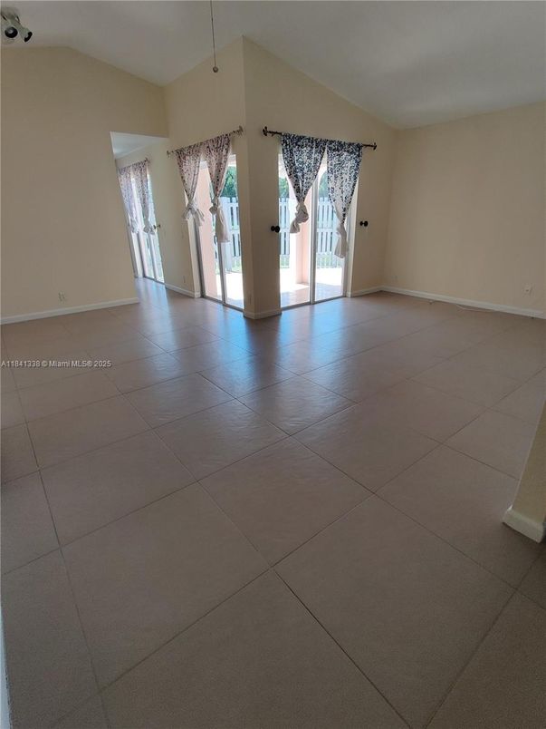 Empty room, Interior