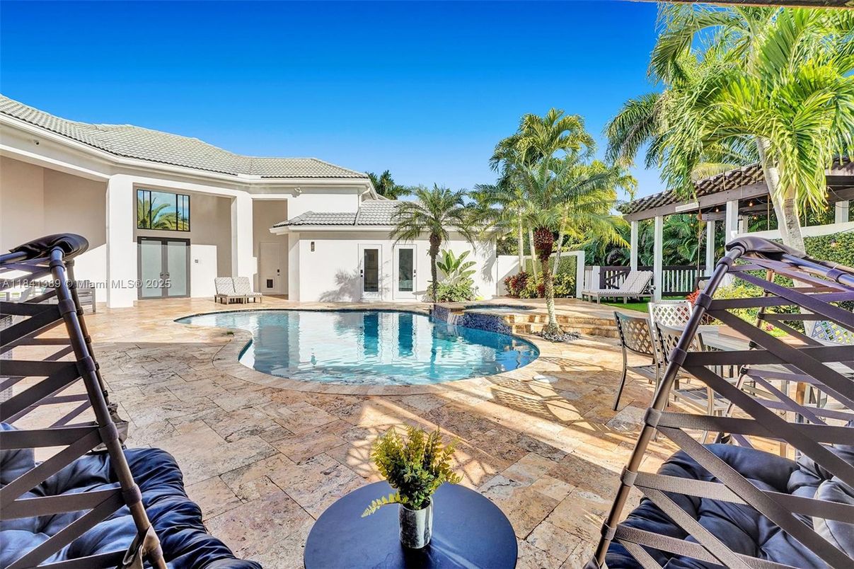 Exterior, Pool