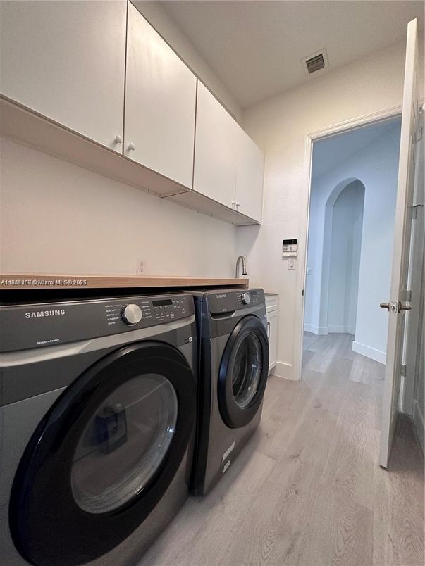 Interior, Washer, Wood Texture Flooring