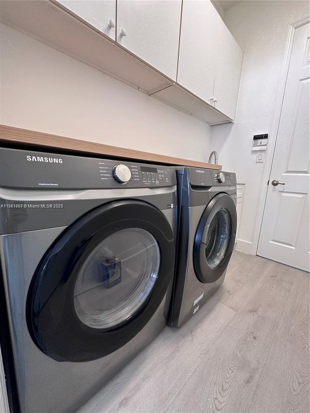 Interior, Washer, Wood Texture Flooring