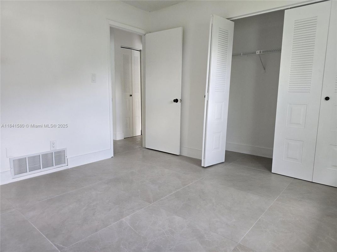 Empty room, Interior