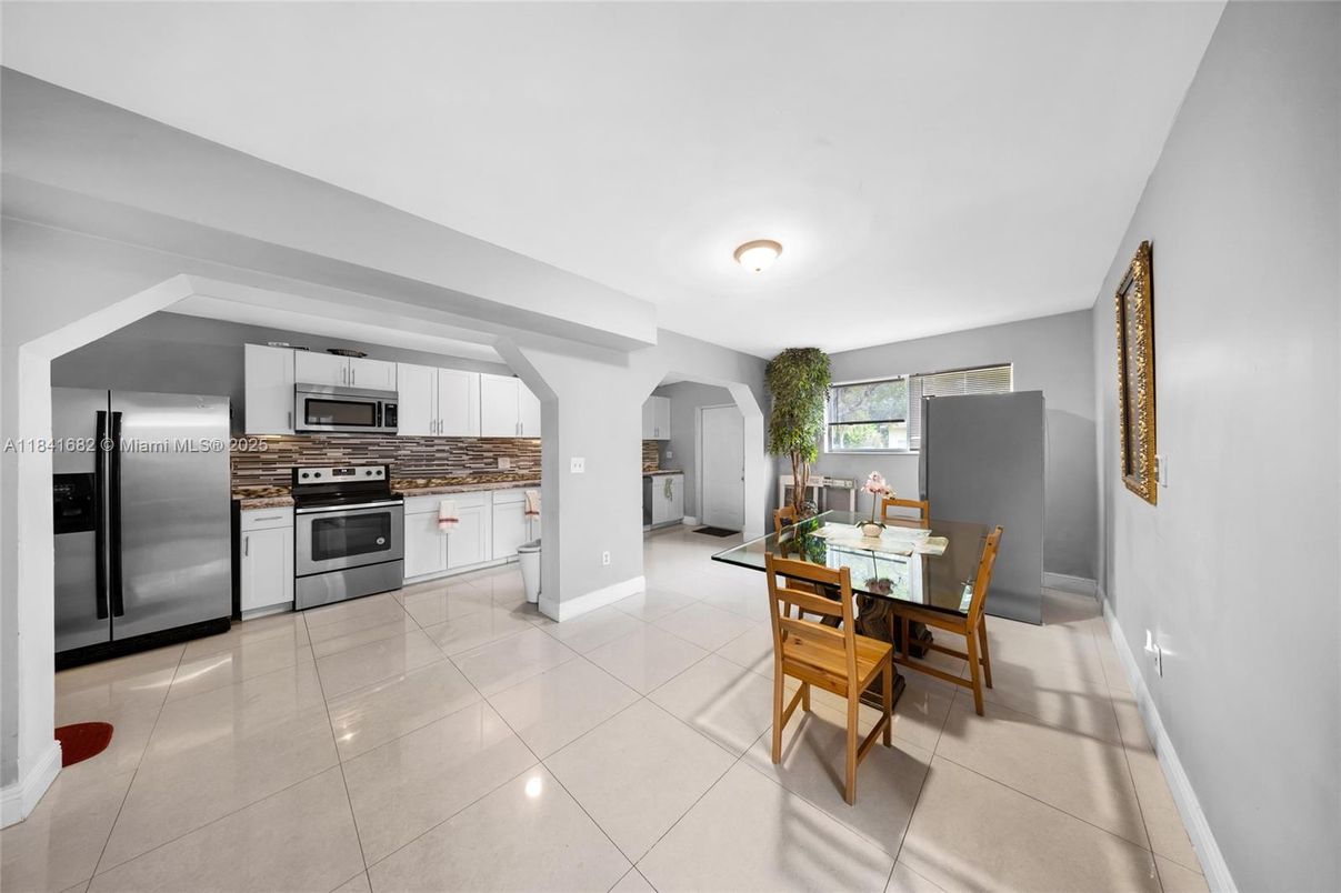 Dining room, Interior, Kitchen, Stainless Steel Appliances