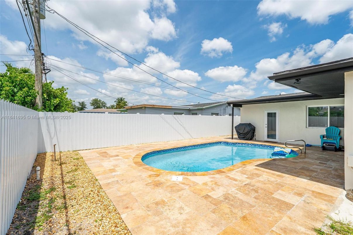 Exterior, Pool