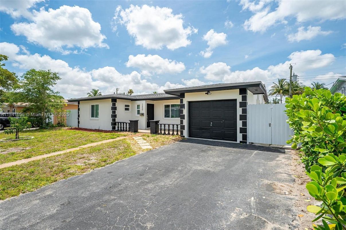Attached, Exterior, Facade, Ranch