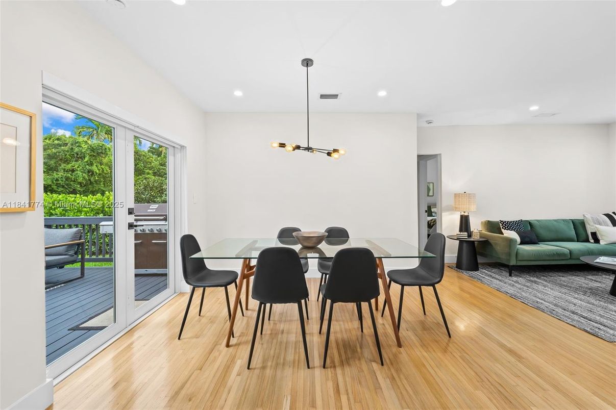 Dining room, Interior, Living room, Pendant Lights, Recessed Lighting, Wood Texture Flooring