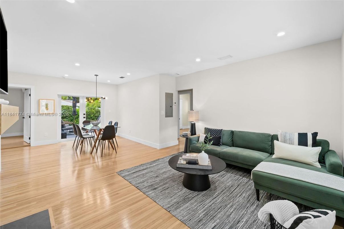 Dining room, Interior, Living room, Pendant Lights, Recessed Lighting, Wood Texture Flooring