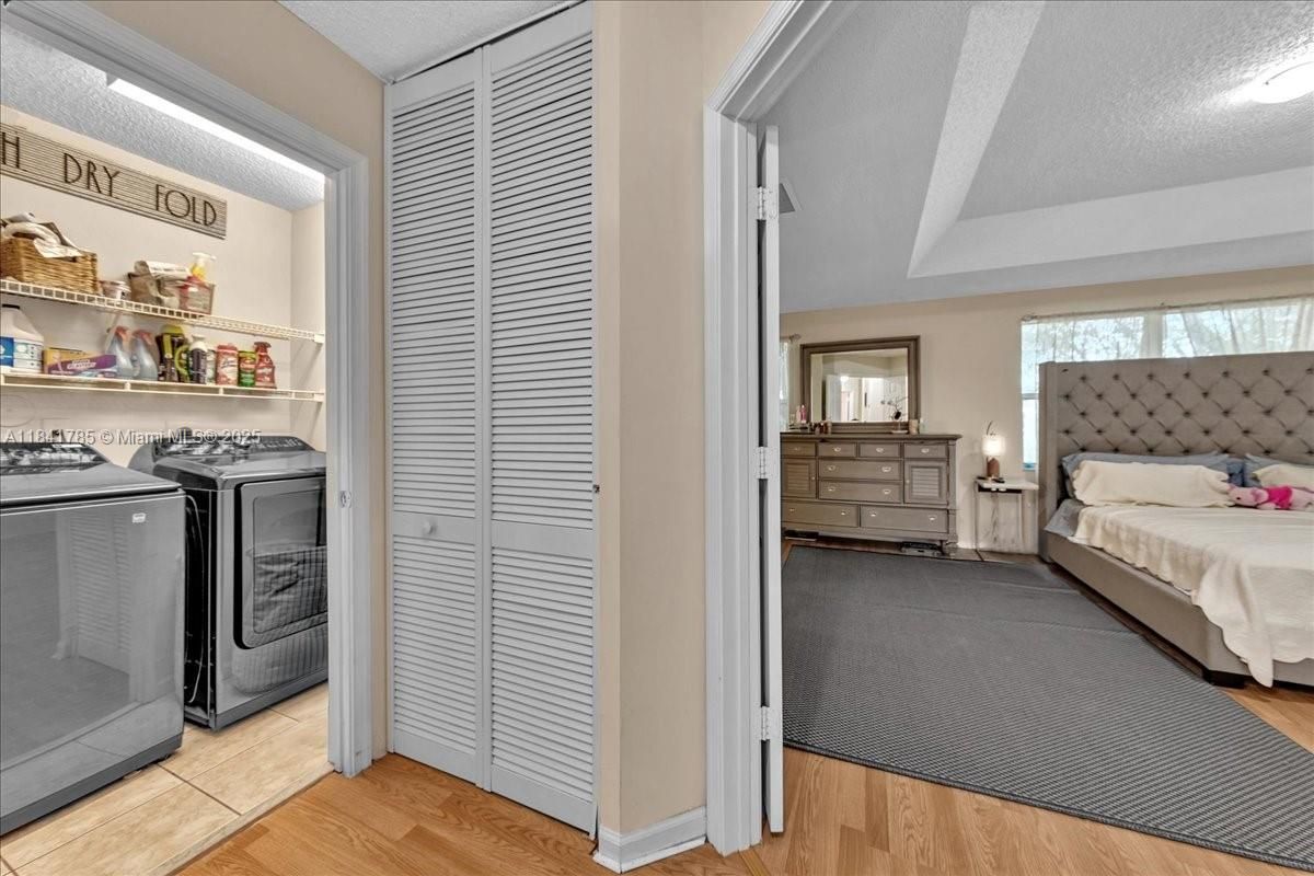 Bedroom, Interior, Washer, Wood Texture Flooring