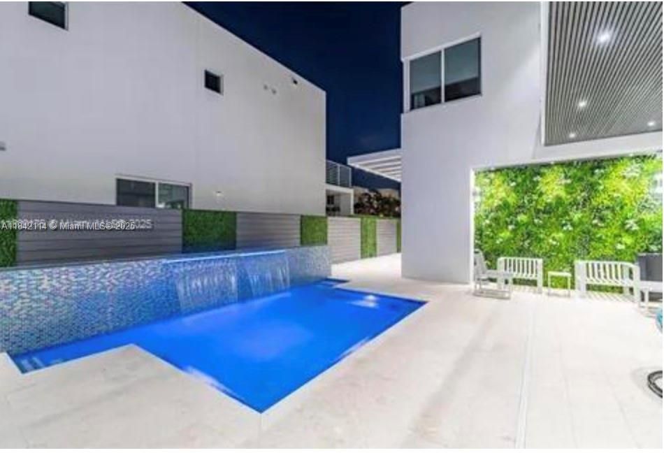 Exterior, Pool, Recessed Lighting