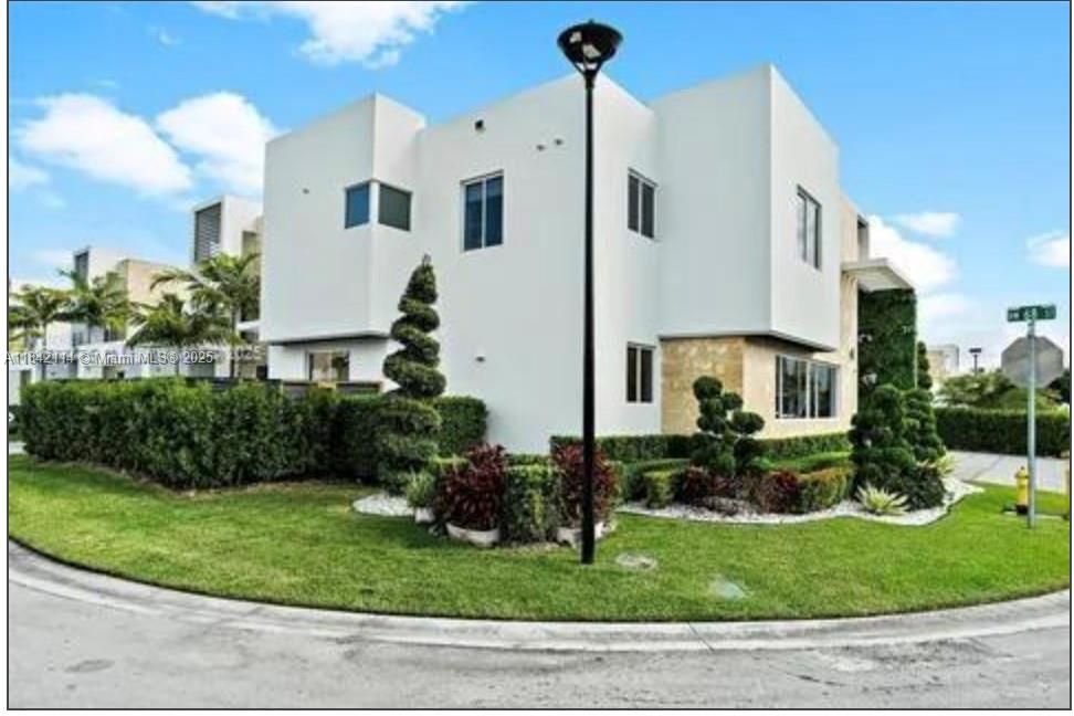 Exterior, Facade, Modern