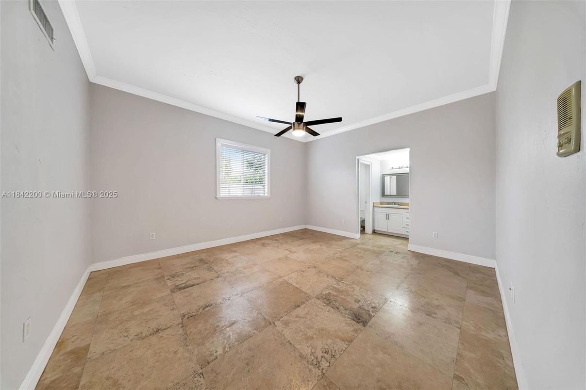 Empty room, Interior