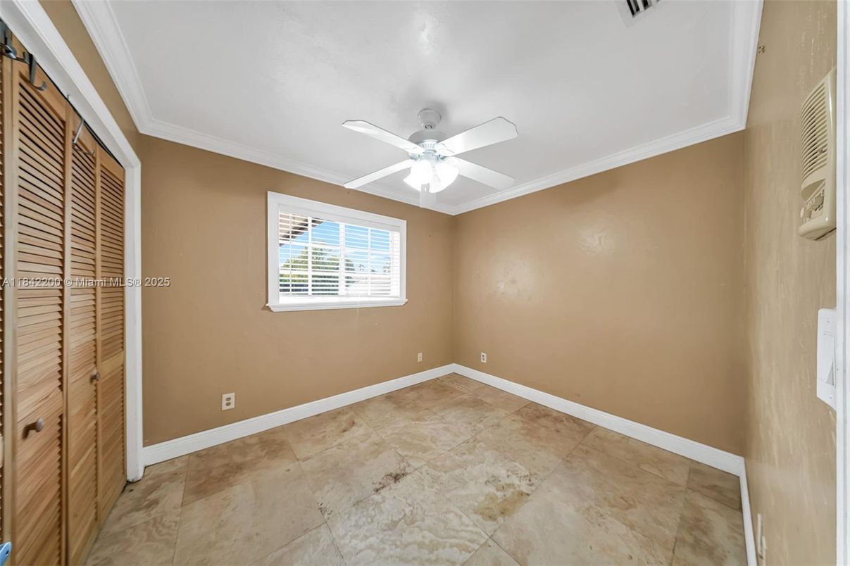 Empty room, Interior