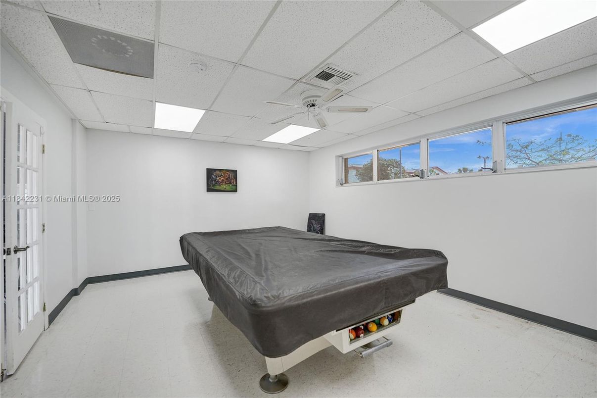 Game Room, Interior, Recessed Lighting