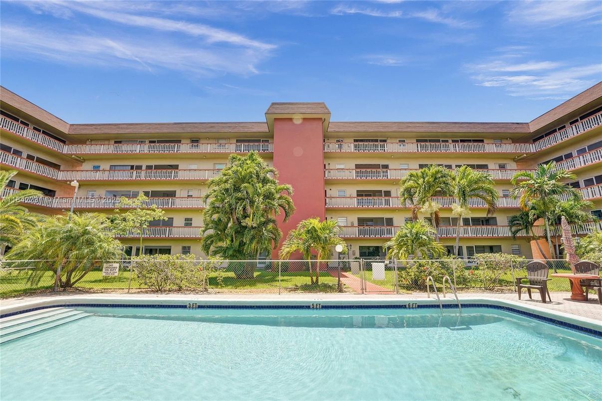 Exterior, Pool