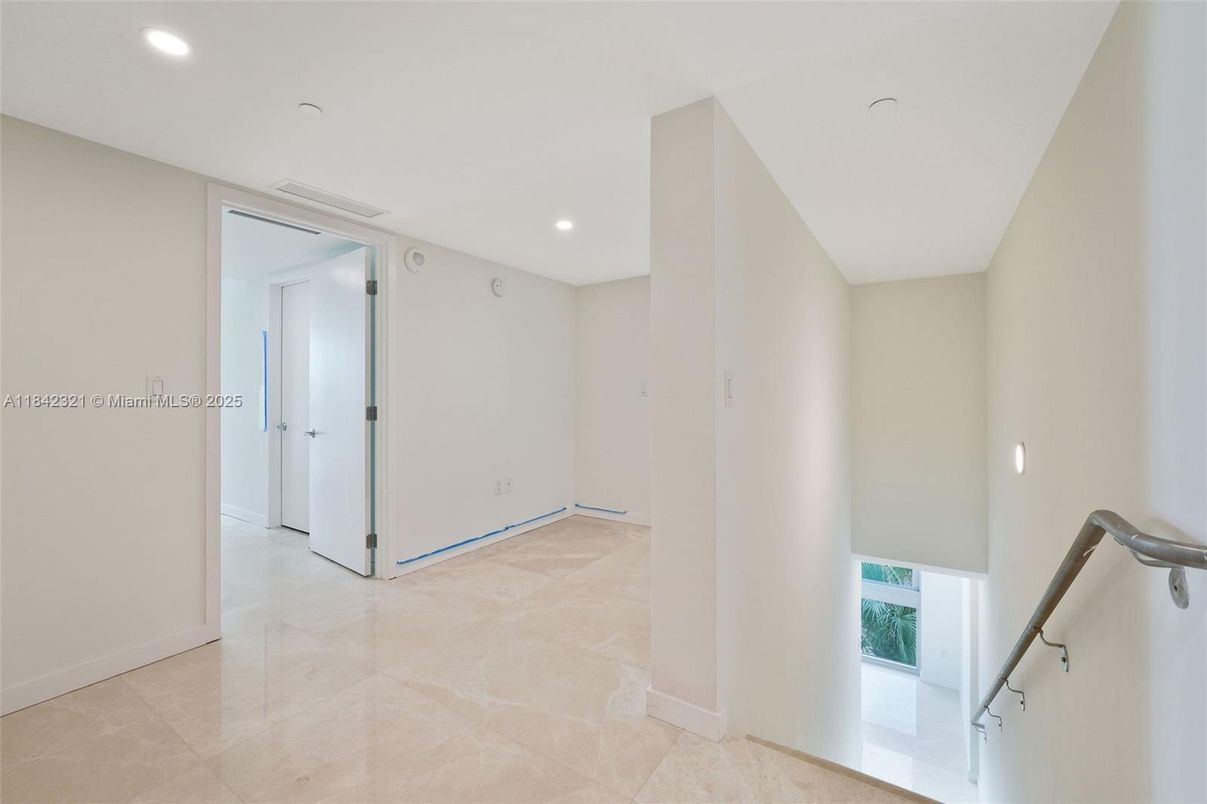 Empty room, Interior, Recessed Lighting