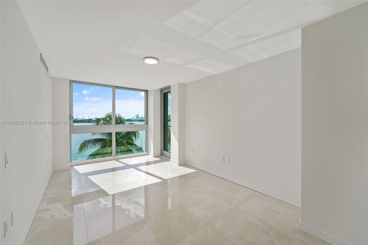 Empty room, Interior, Water