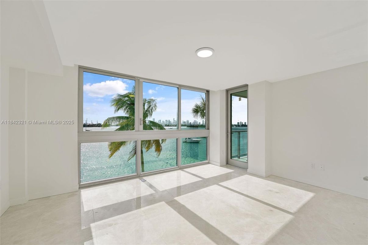 Empty room, Interior, Water