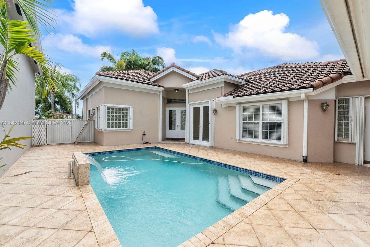 Exterior, Pool