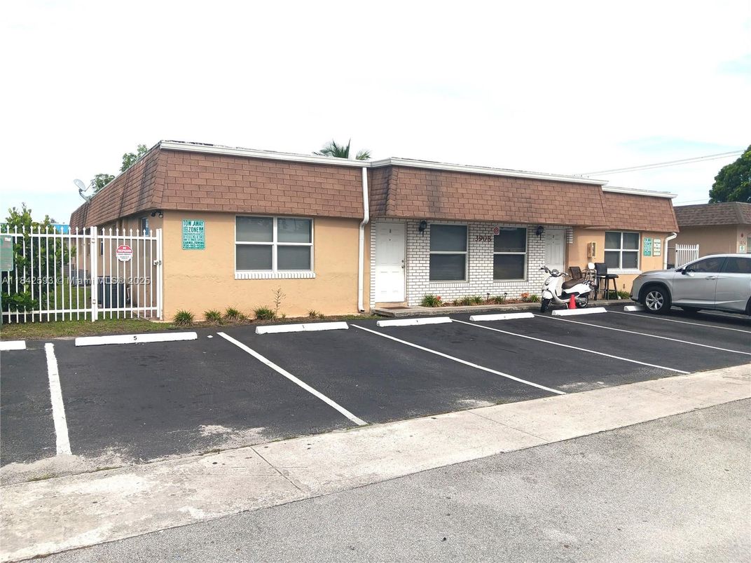 Exterior, Facade, Ranch