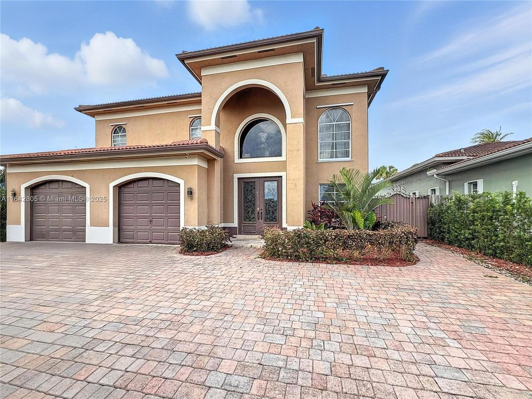 Attached, Exterior, Facade, Mediterranean