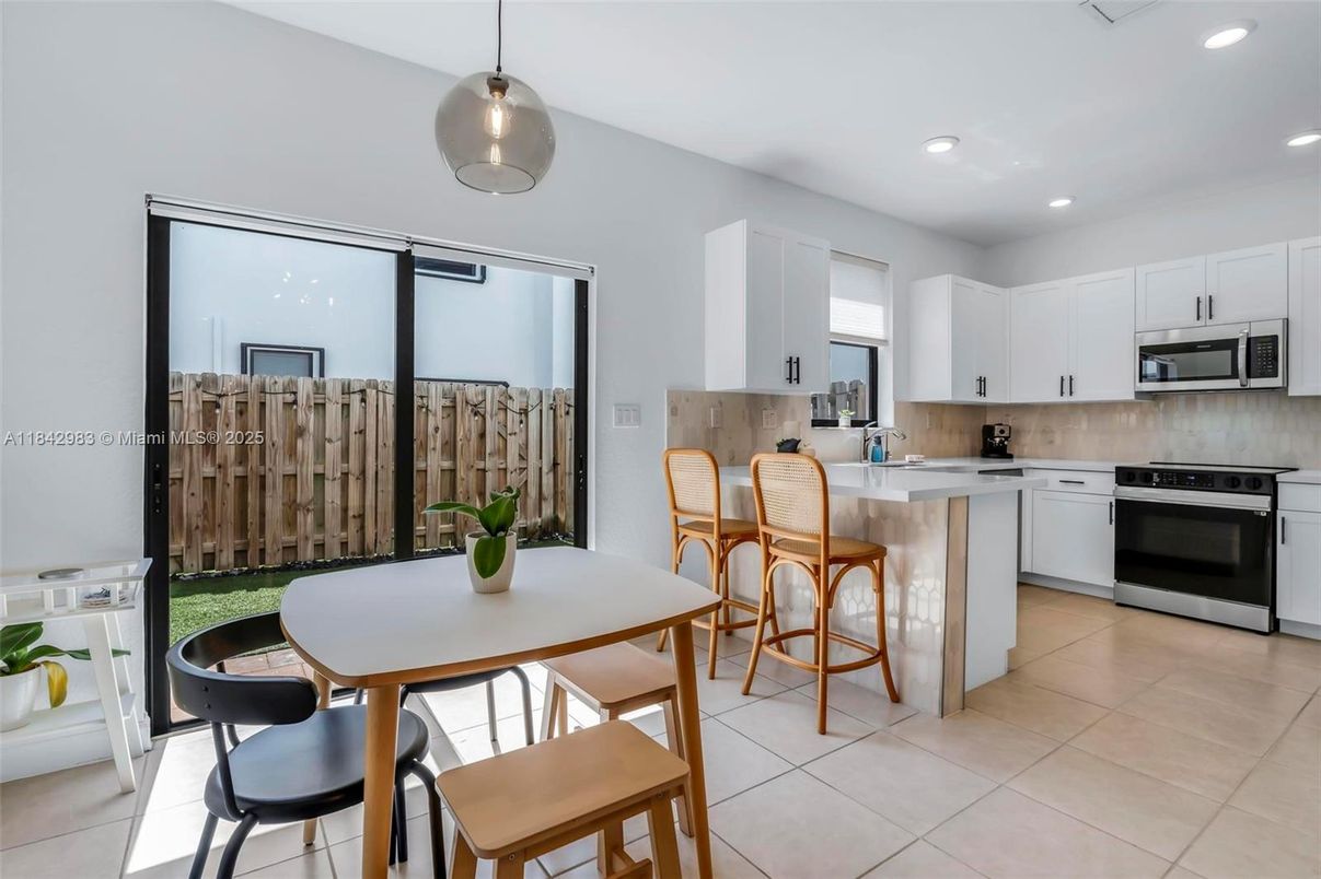 Dining room, Interior, Kitchen, Pendant Lights, Recessed Lighting, Stainless Steel Appliances