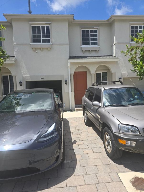 Attached, Exterior, Facade, Rowhouse