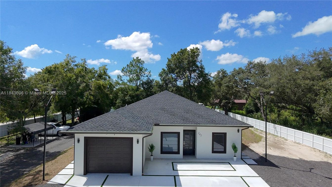 Attached, Exterior, Facade, Ranch
