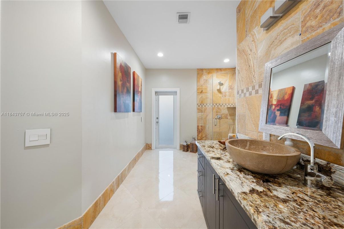 Bathroom, Dual Sink Vanities, Interior, Recessed Lighting