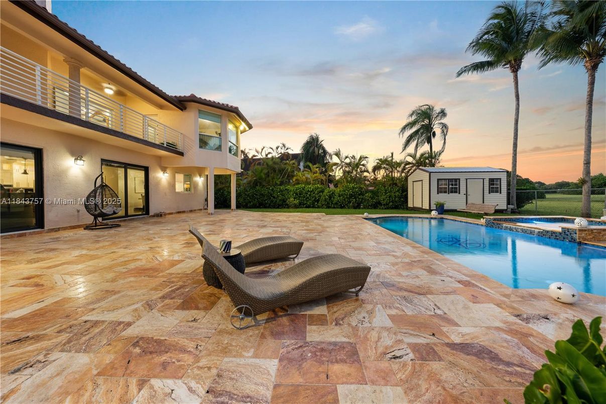 Exterior, Pool