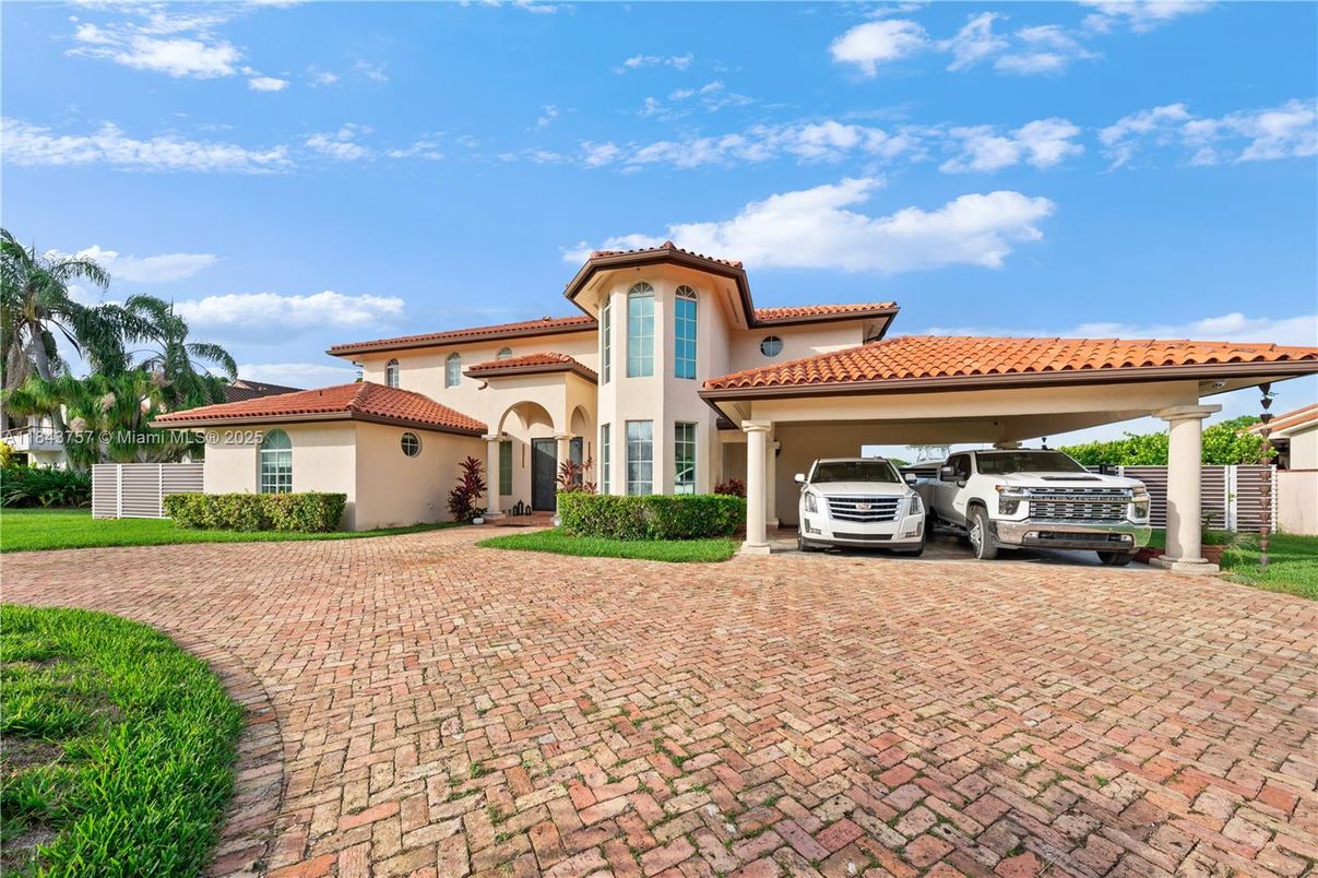 Attached, Exterior, Facade, Mediterranean
