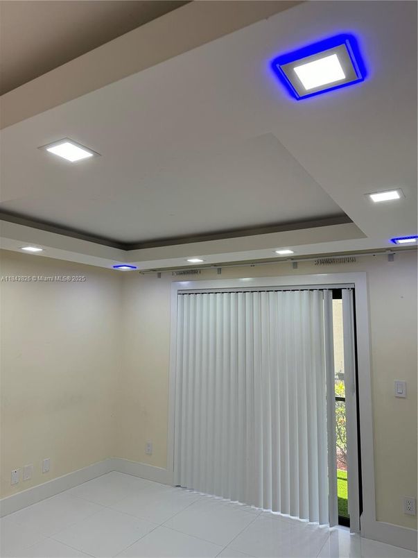 Empty room, Interior, Recessed Lighting