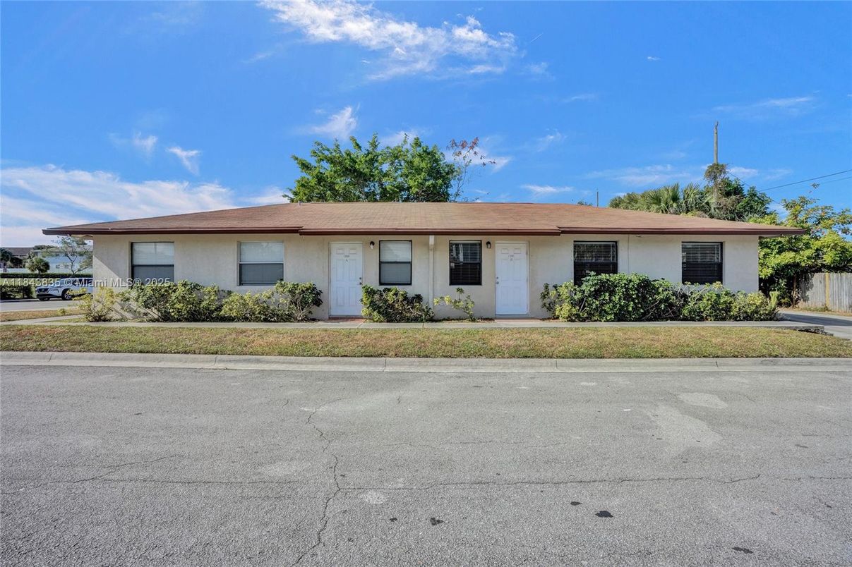 Exterior, Facade, Ranch