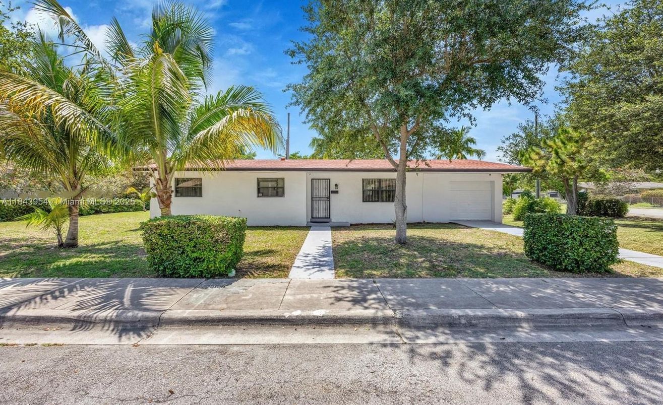 Attached, Exterior, Facade, Ranch