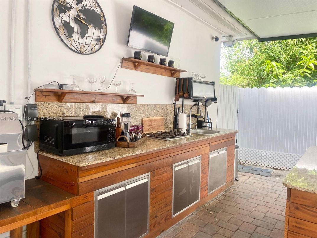 Exterior, Outdoor Kitchen