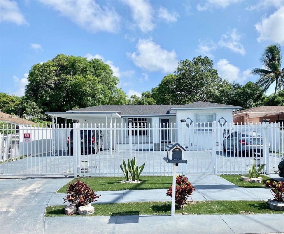 Exterior, Facade, Ranch