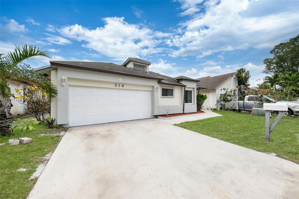 Attached, Exterior, Facade, Ranch