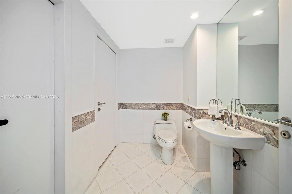 Bathroom, Interior, Recessed Lighting