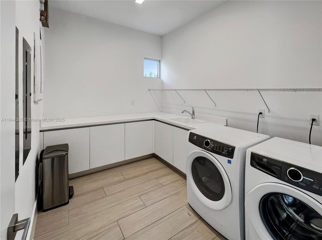 Interior, Washer, Wood Texture Flooring