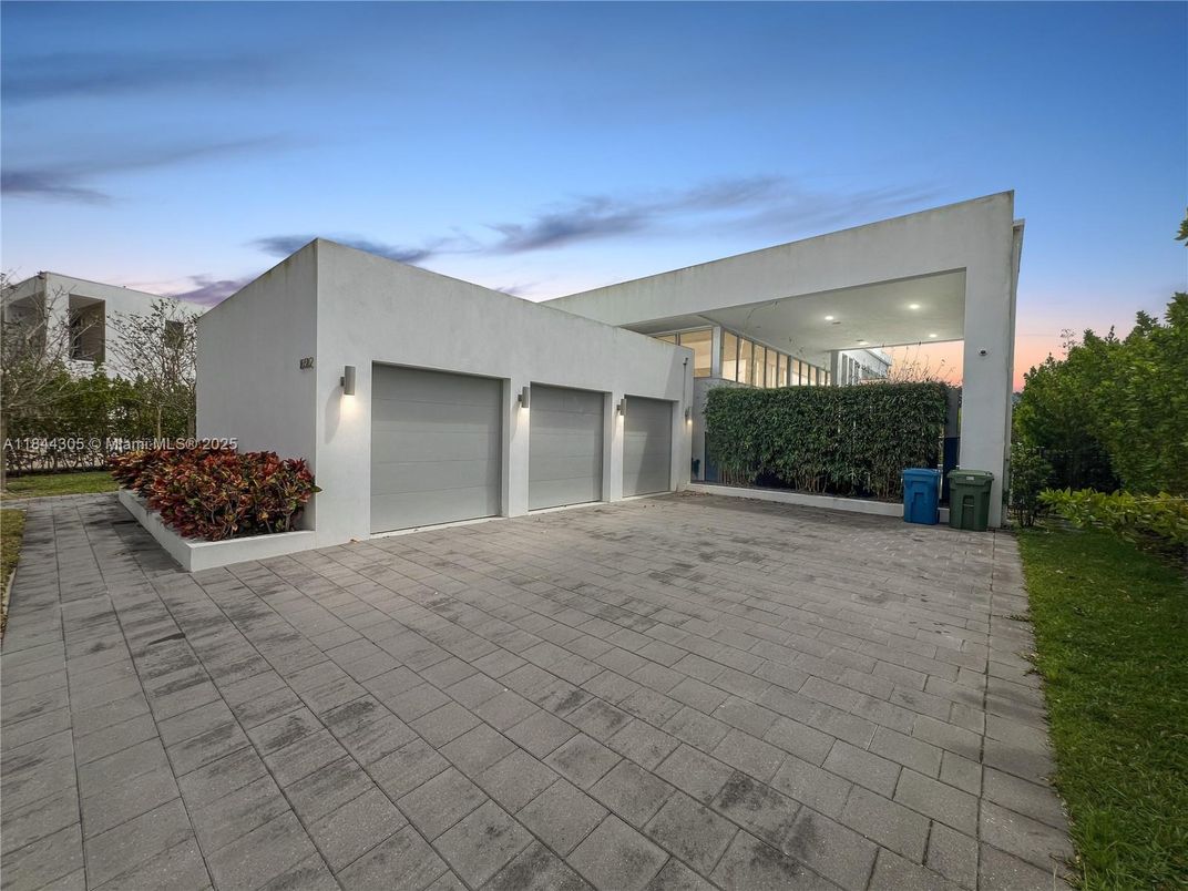Attached, Backyard, Exterior, Facade, Modern