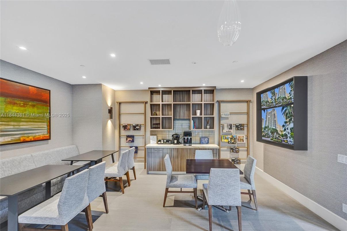 Dining room, Interior, Pendant Lights, Recessed Lighting