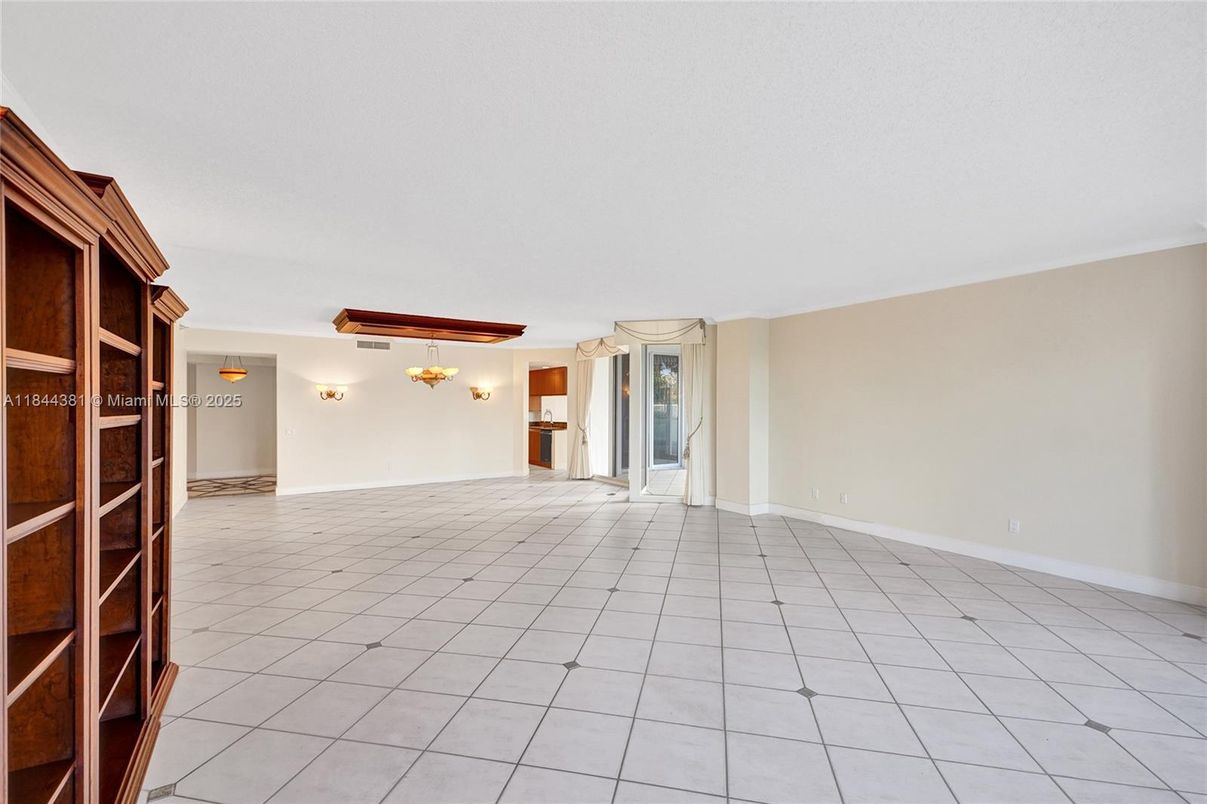 Empty room, Interior