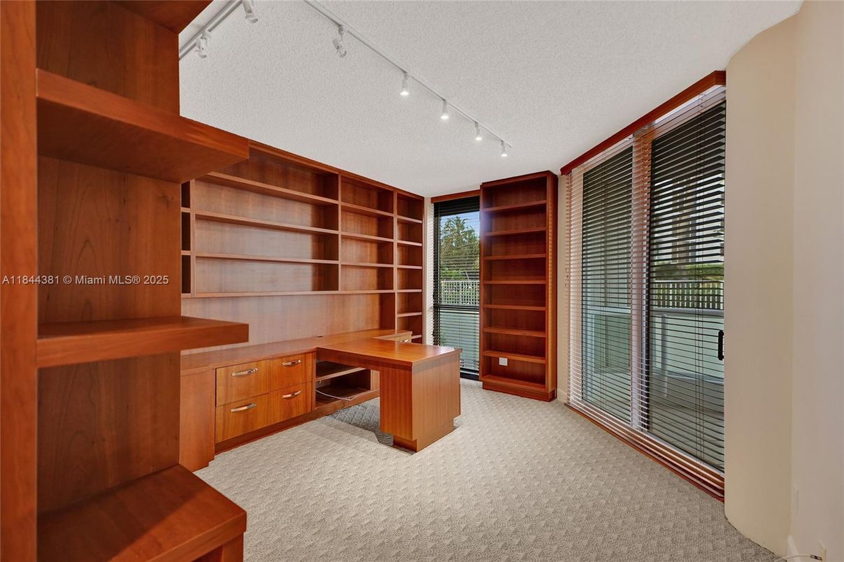 Home Office, Interior