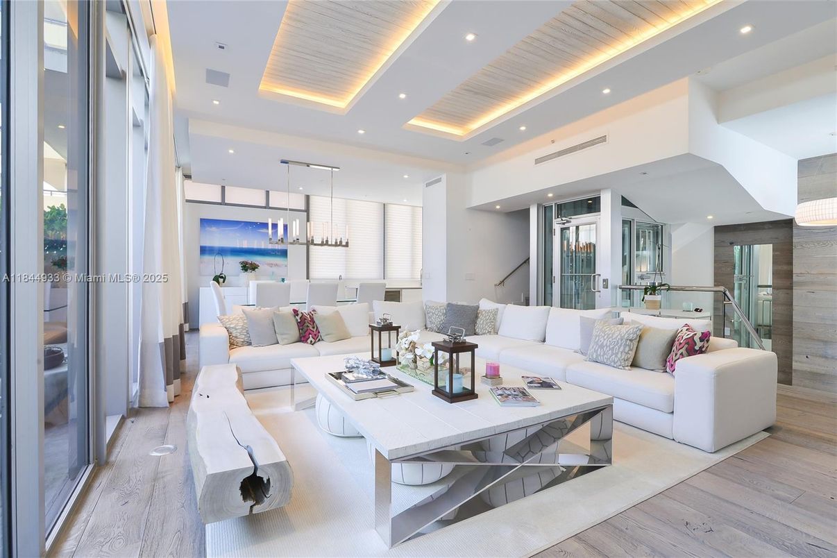 Dining room, Interior, Living room, Pendant Lights, Recessed Lighting, Wood Texture Flooring
